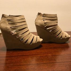 NWOT Madden Girl Suede Platform Shoes Sz 7